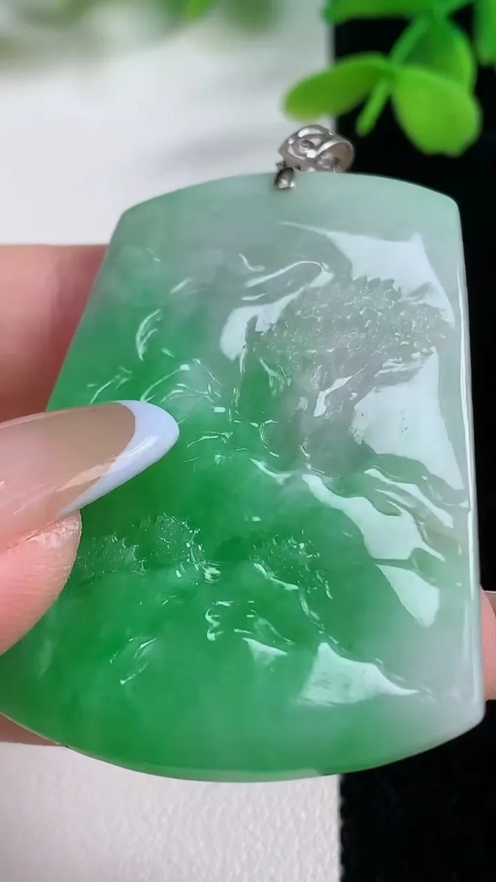 天然A货翡翠山水牌吊坠，尺寸47.7-35-5.2，重量:18.64g
11月2日