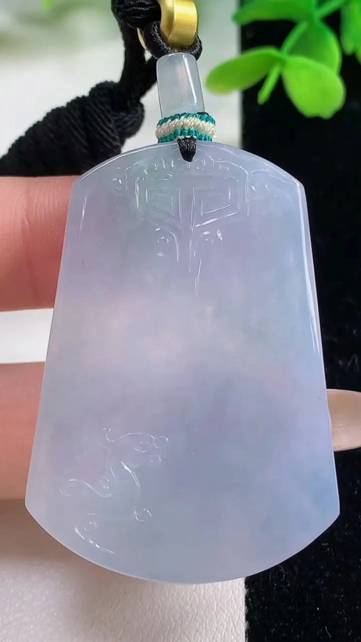 天然A货翡翠紫罗兰仿古无事牌吊坠，尺寸47.7-32.3-5，重量:24.11g
11月2日