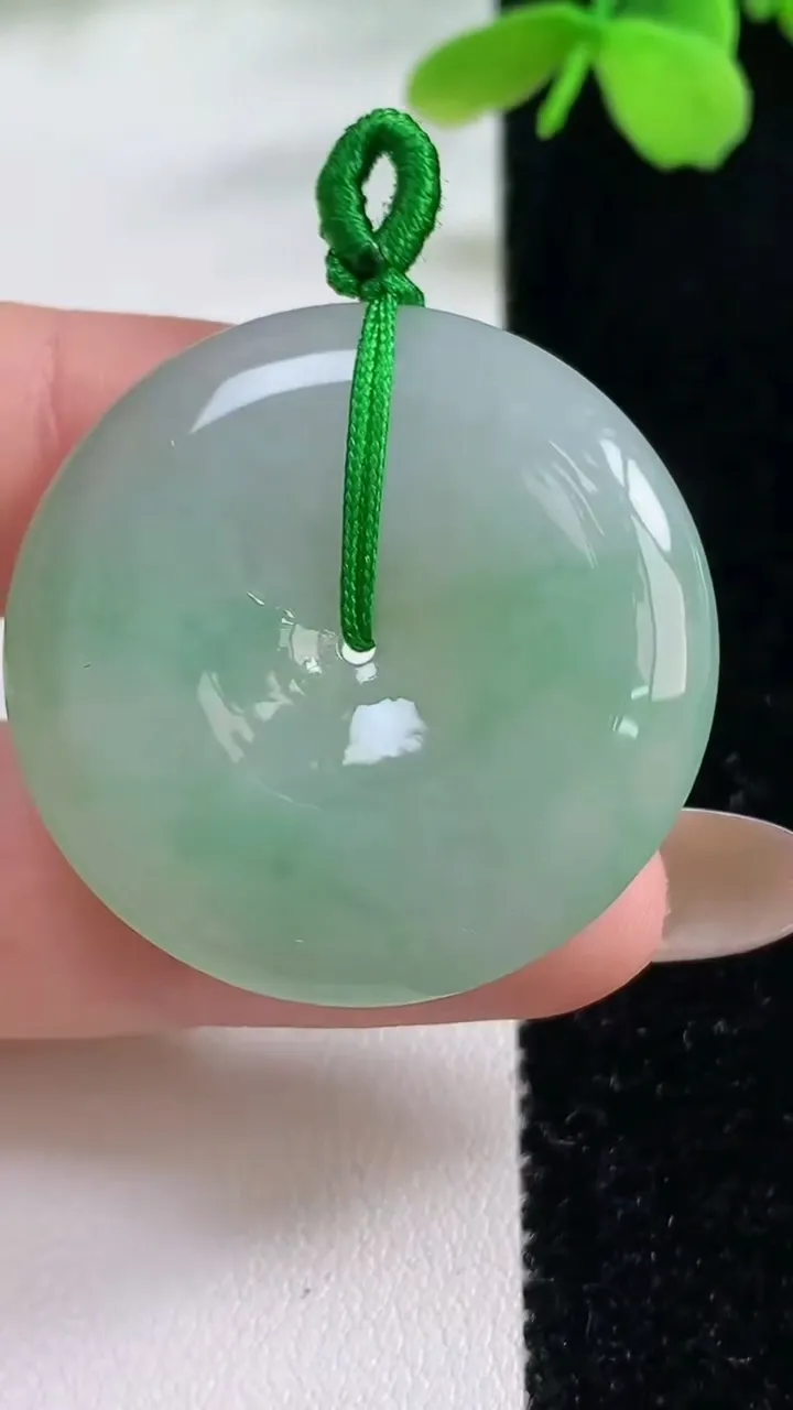 天然A货翡翠平安扣吊坠，尺寸32.2-5.8，重量:14.58g
11月2日