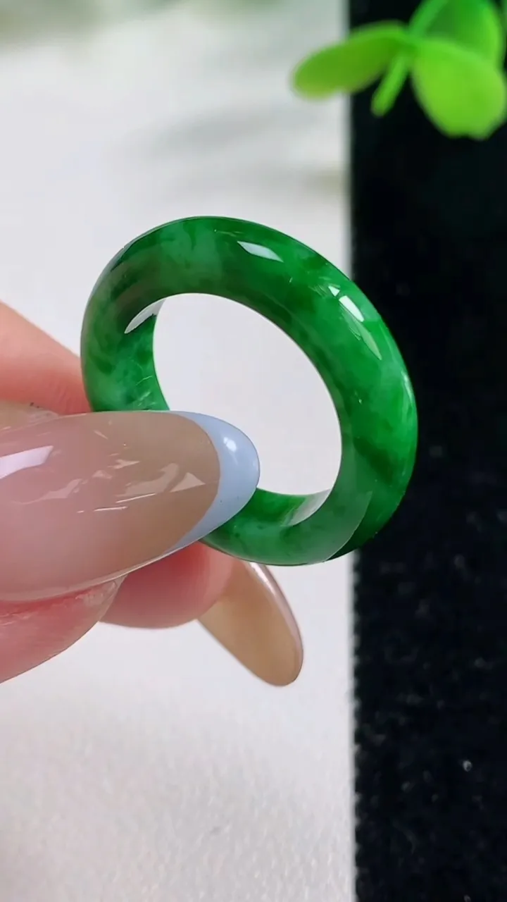 天然A货翡翠指环戒指，尺寸16.4-4.7-3.4，重量:3.50g2025年11月2日
工厂直销收