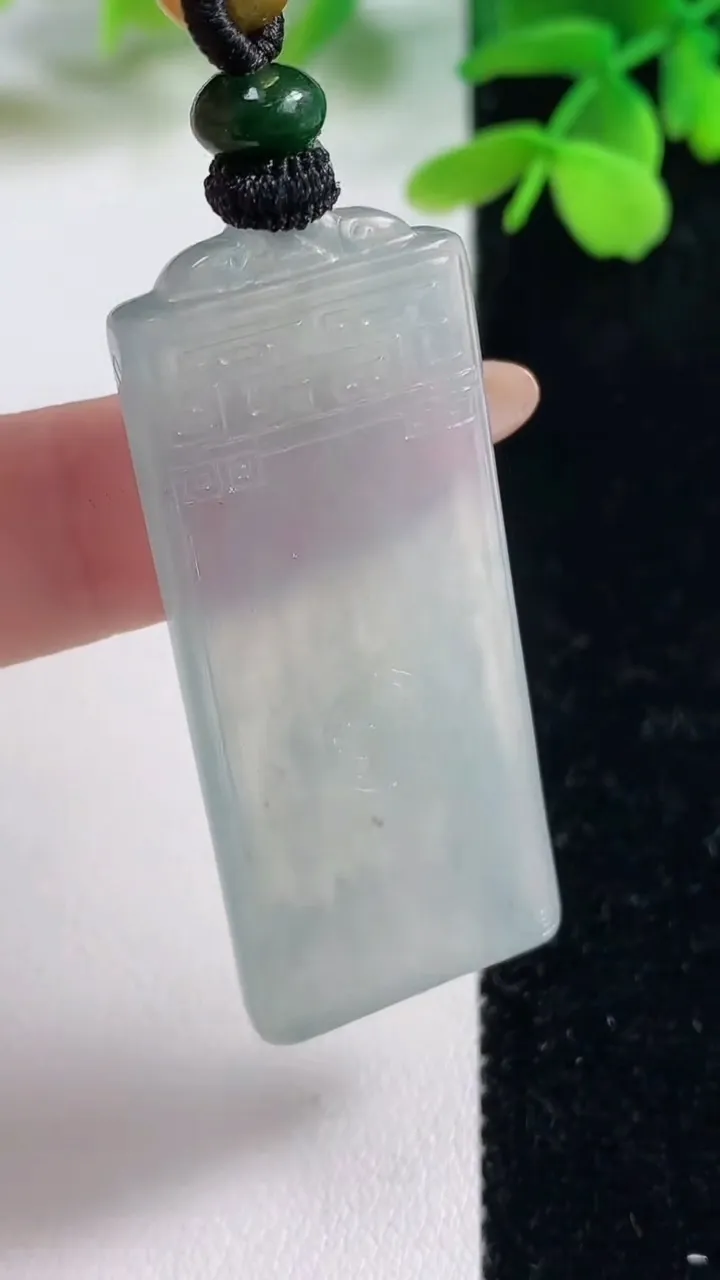 天然A货翡翠仿古无事牌吊坠，尺寸46.4-20-4.9，重量:18.55g
11月2日