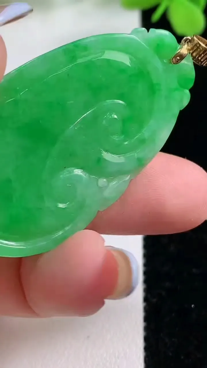 天然A货翡翠如意吊坠，尺寸45-27.3-5，重量:11.13g
11月2日