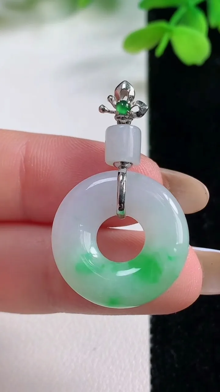 天然A货翡翠平安环吊坠，尺寸21-5.4，重量:5.77g
11月2日