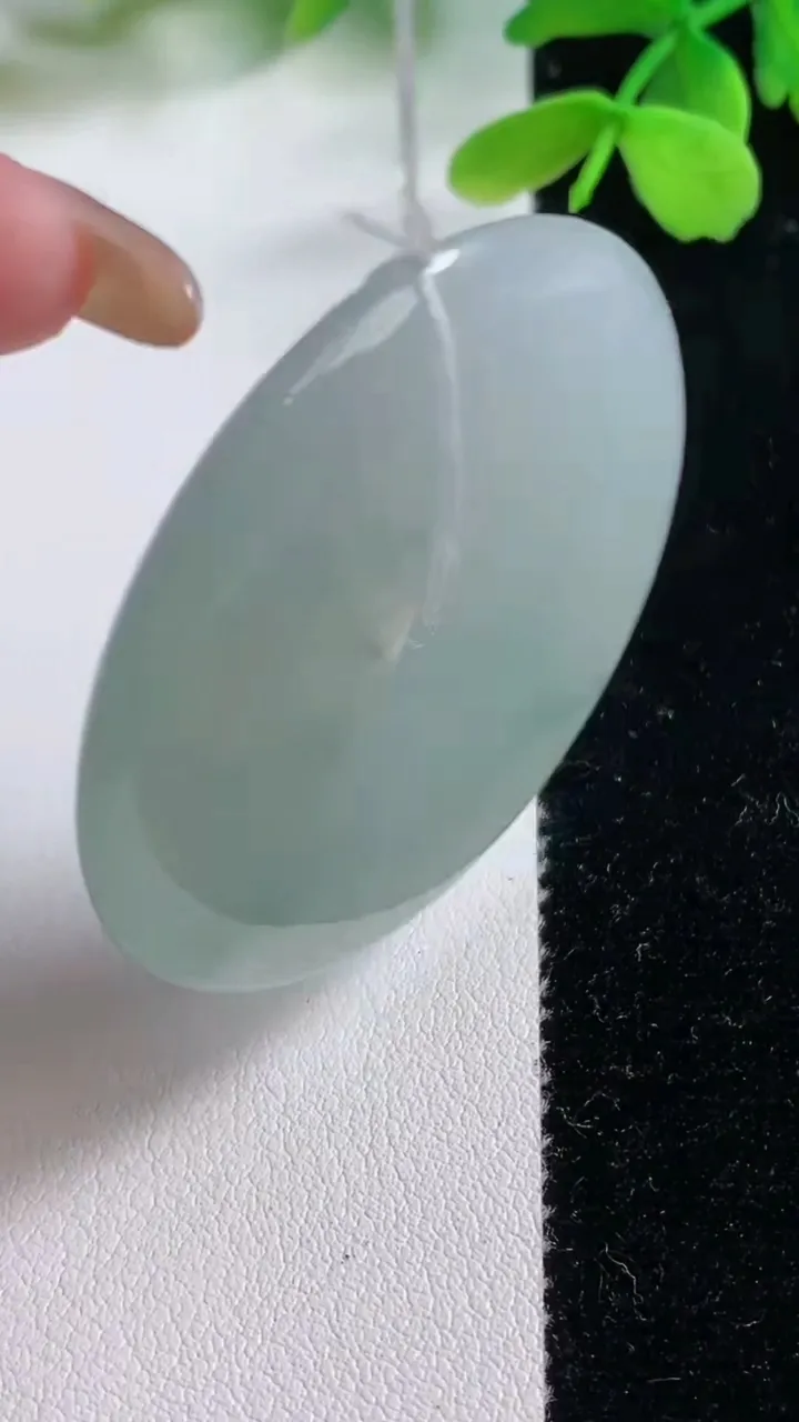 天然A货翡翠冰种飘花平安扣吊坠，尺寸43.6-6.2，重量:24.64g
11月2日