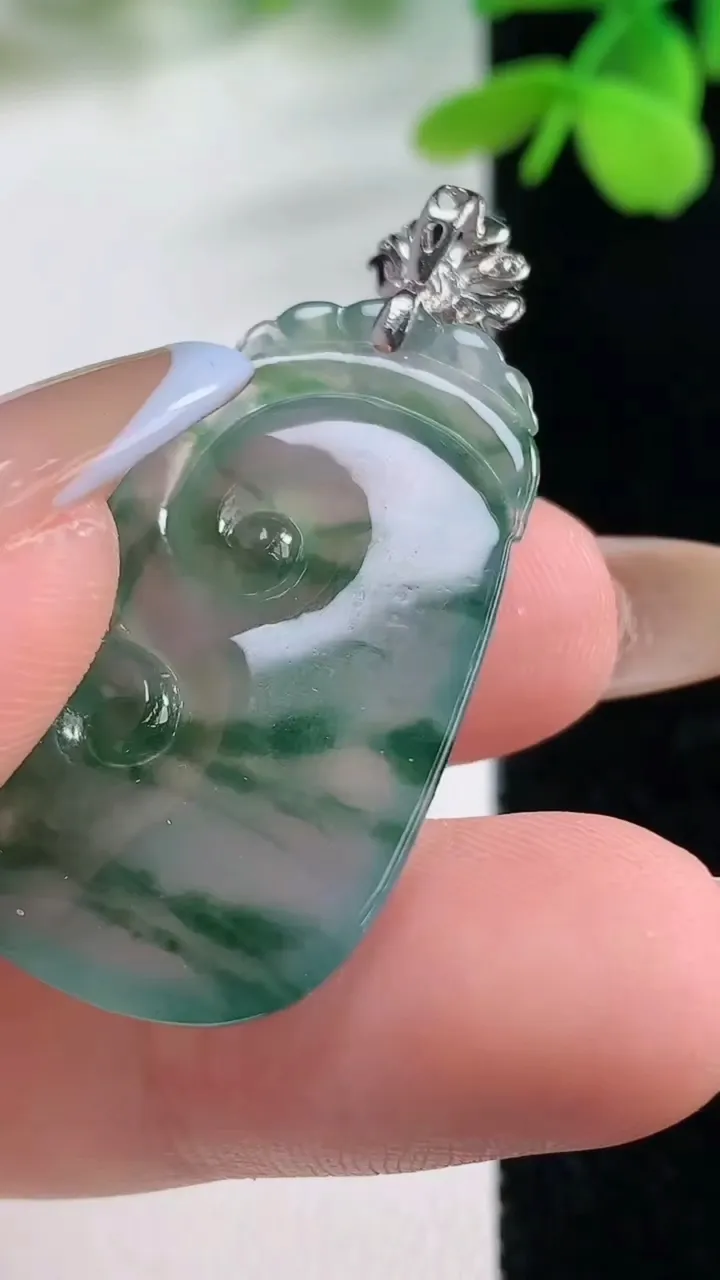 天然A货翡翠种飘花如意吊坠，尺寸32.7-19.5-4.3，重量:5.94g
11月2日