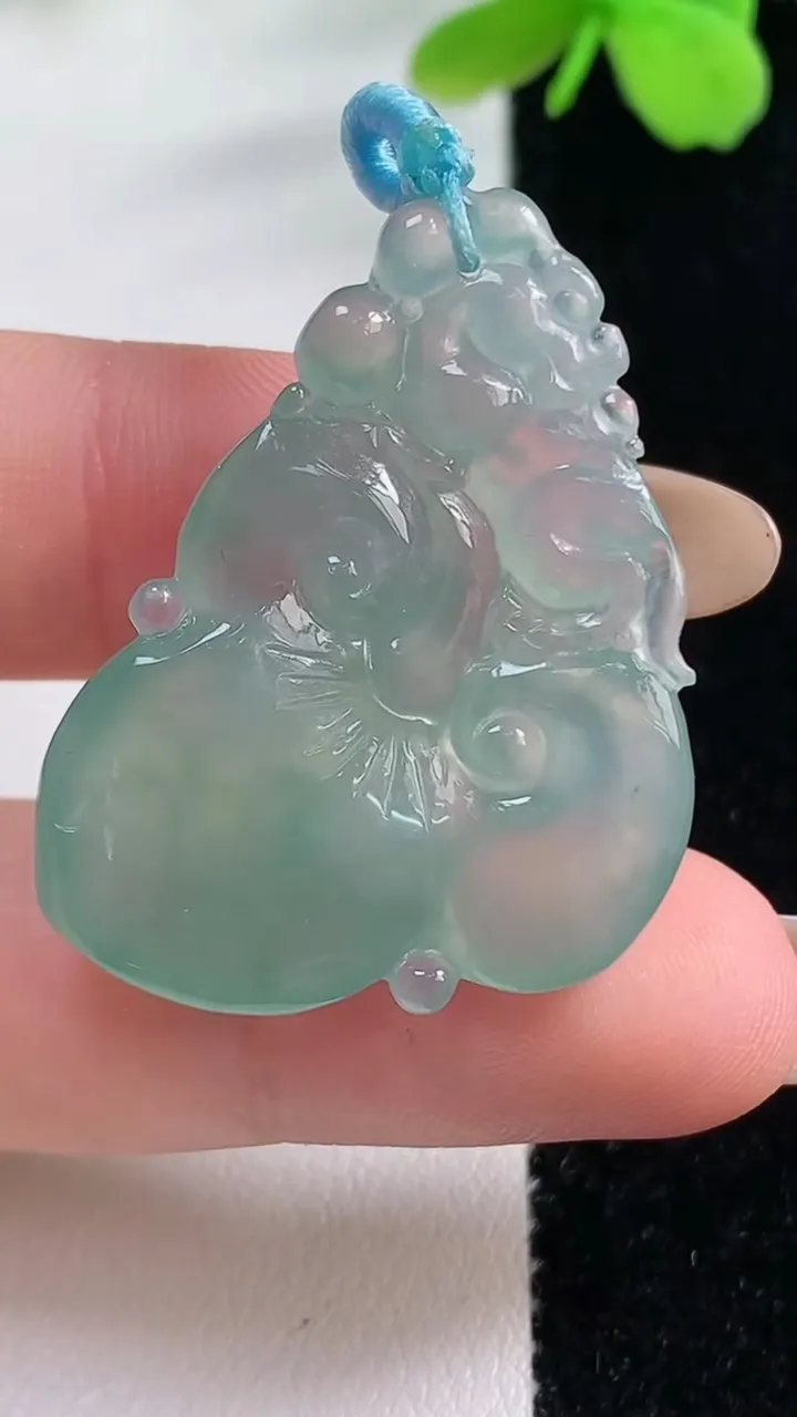 天然A货翡翠寿桃吊坠，尺寸33.8-27-7，重量:8.36g
11月2日