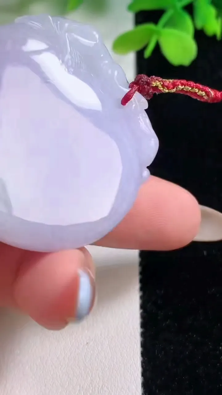 天然A货翡翠春带彩紫罗兰寿桃吊坠，尺寸41.6-38-12.7，重量:41.82g
11月2日