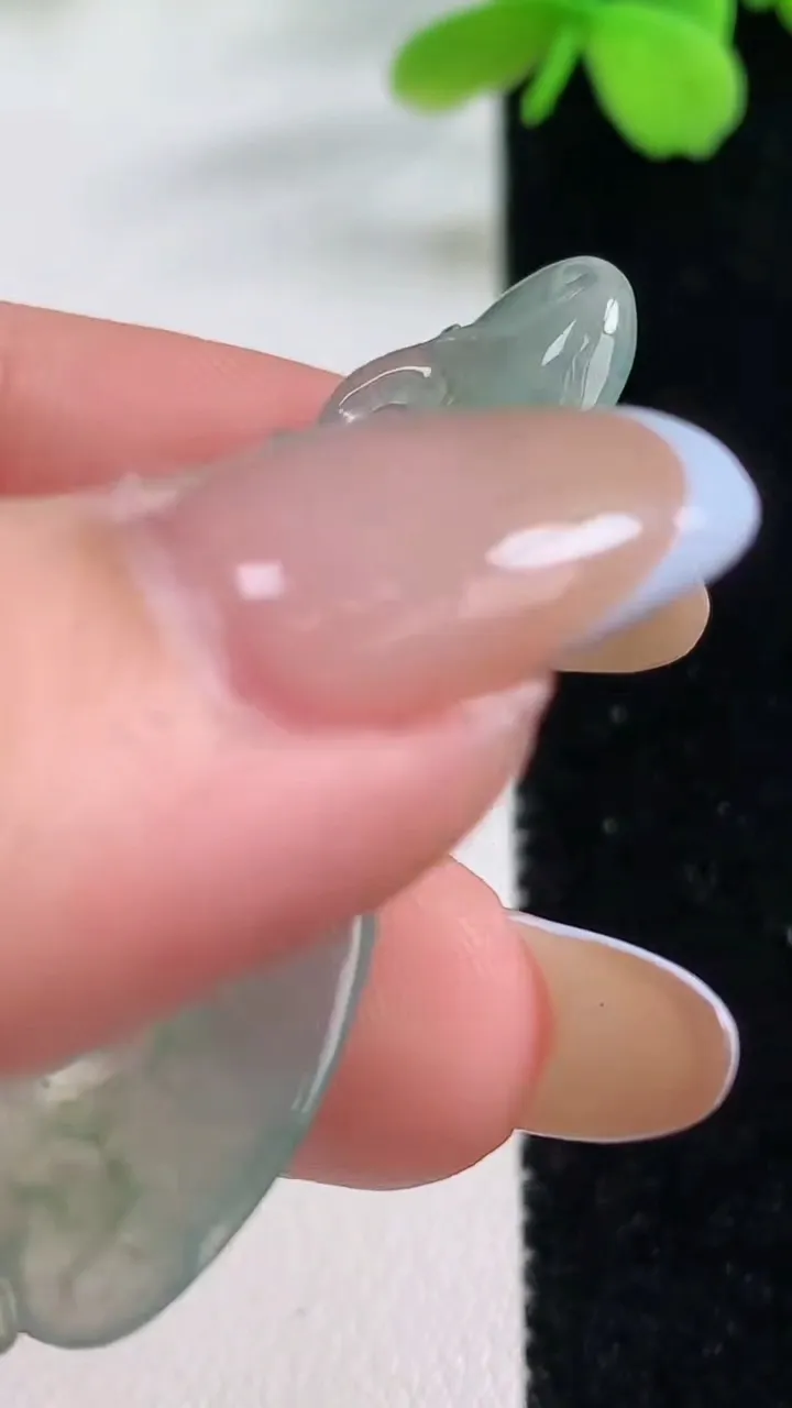 天然A货翡翠如意吊坠，尺寸48-16.8-3.6，重量:5.07g
11月2日