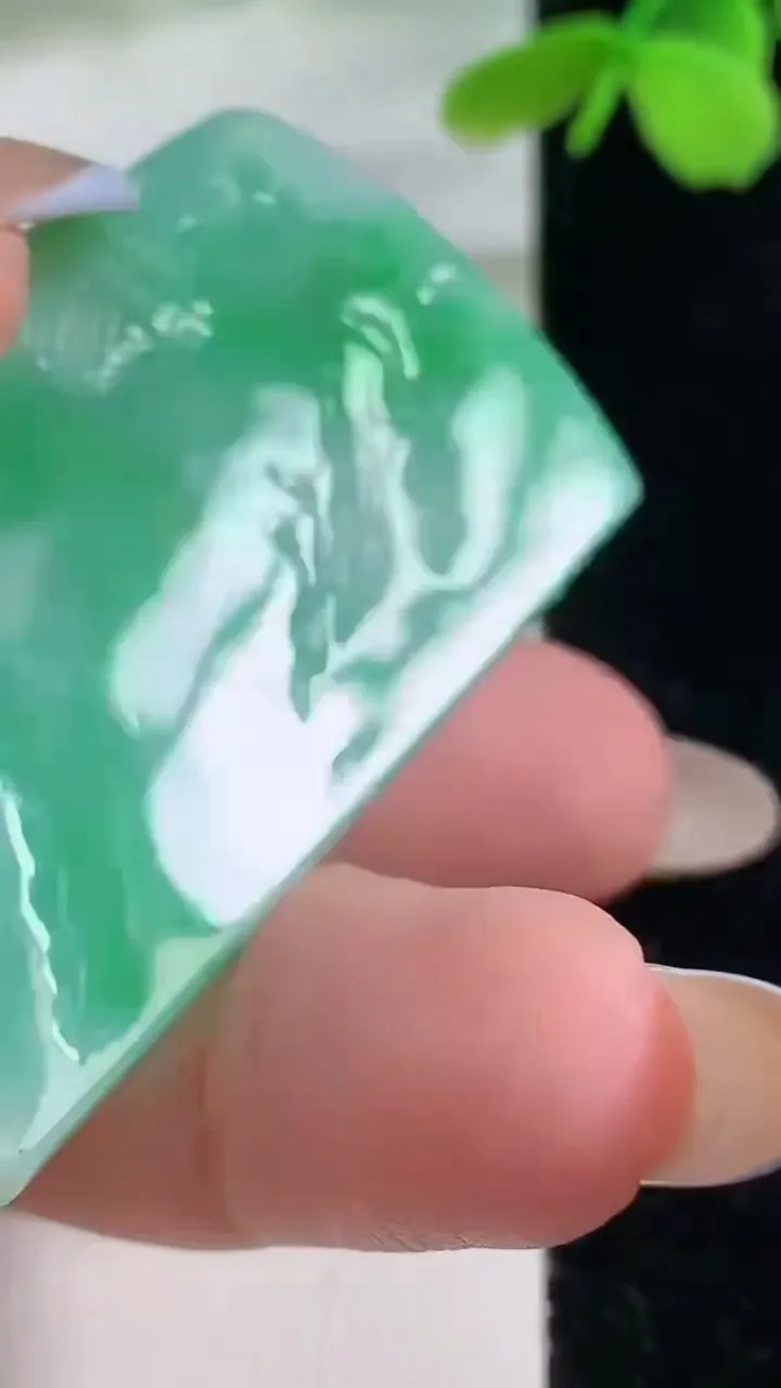 天然A货翡翠山水牌吊坠，尺寸54.9-31.8-6.6，重量:28.53g
11月2日