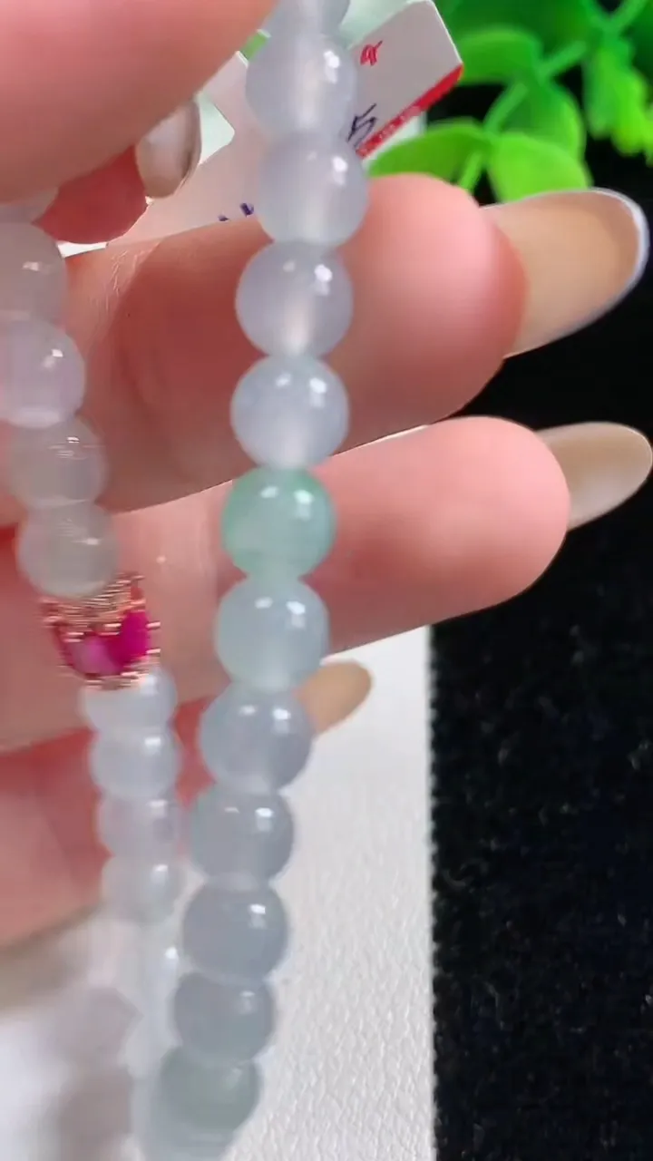 天然A货翡翠圆珠手串，尺寸5.9-30颗，重量:11.75g11月2日
工厂直销收藏佳品,种好水足，色泽均匀，有种有色，上手高大气！