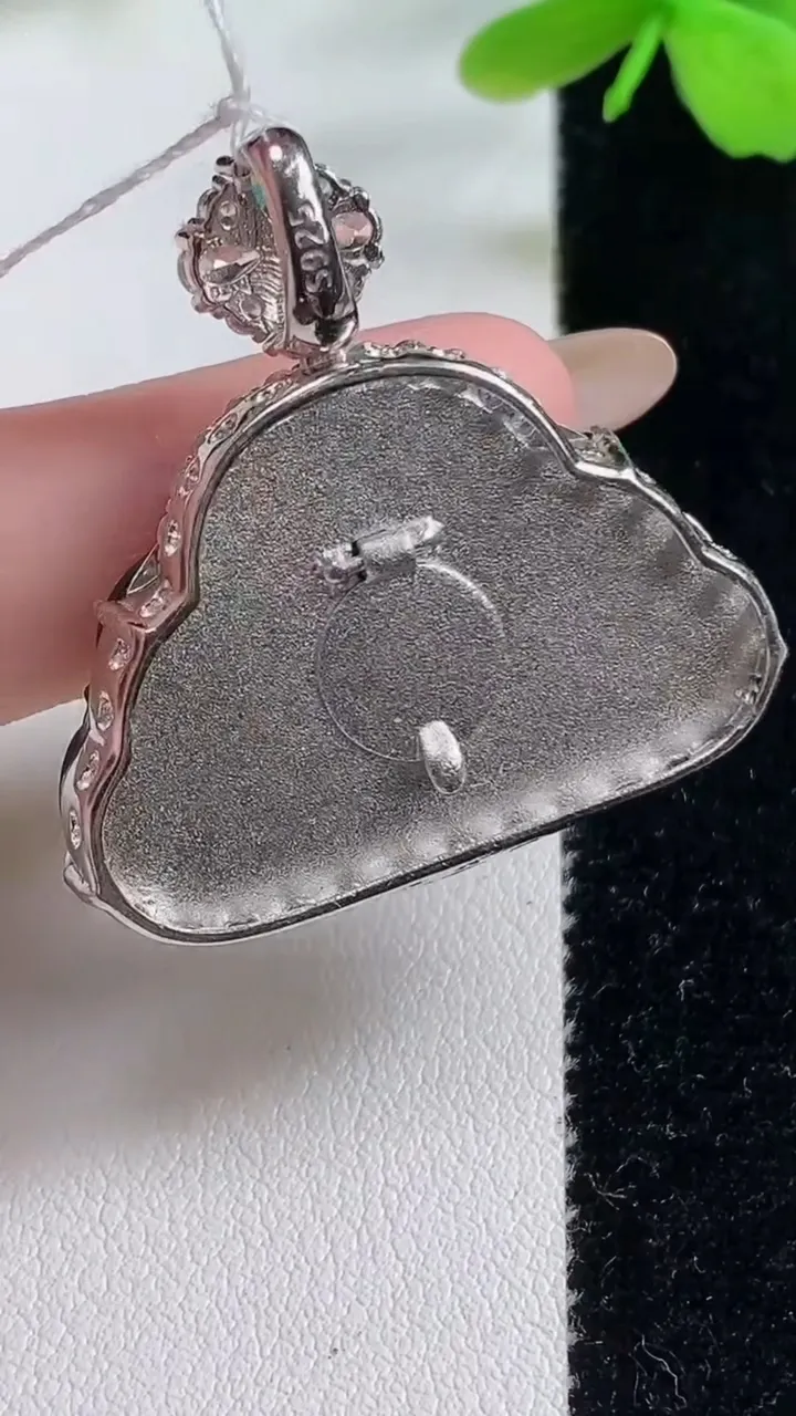 天然A货翡翠佛公吊坠，尺寸38.5-23-6，裸石32.3-25重量:41.15g
11月2日