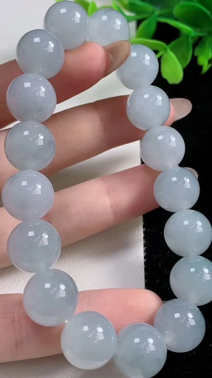 天然A货翡翠飘花圆珠手串，尺寸12.3，重:55.14g11月2日
工厂直销收藏佳品,种好水足，色泽