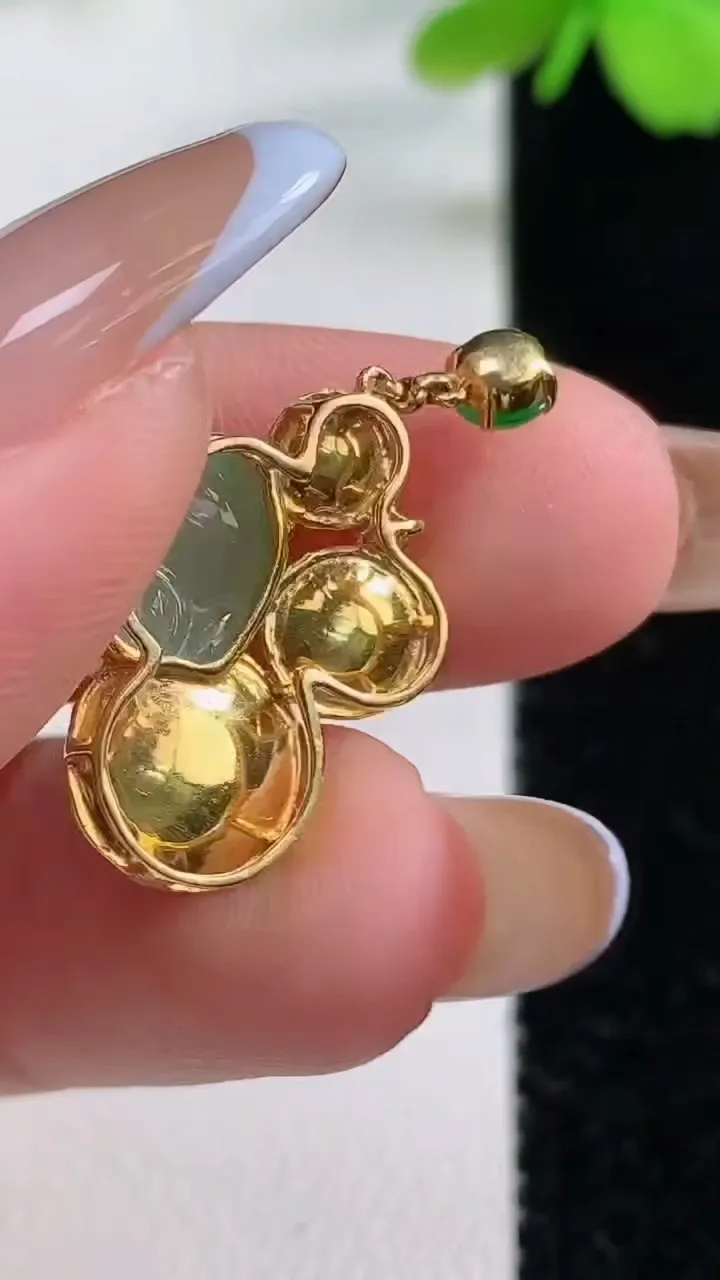 天然A货翡翠金蟾吊坠，尺寸26-14-8.5，9.8-8.1重量:2.44g
11月2日