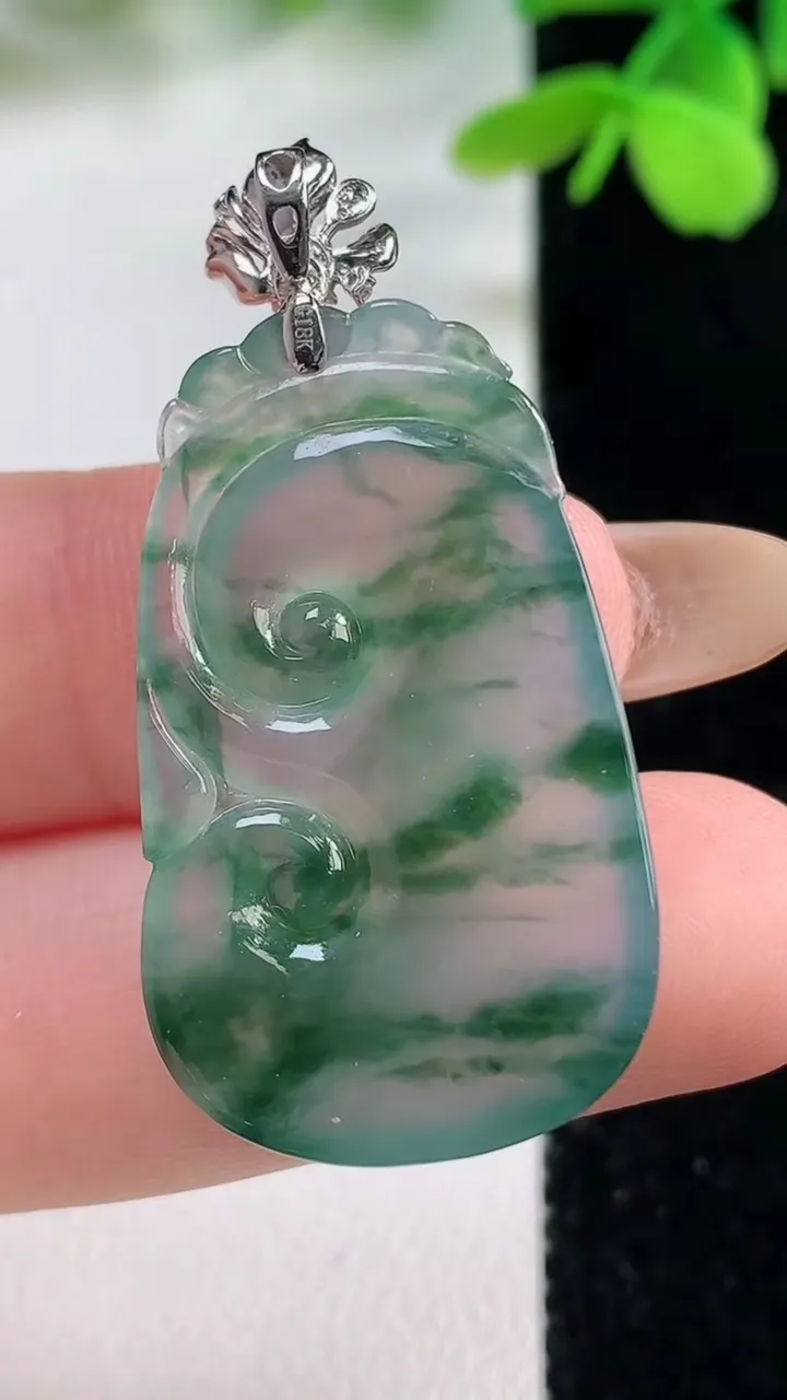 天然A货翡翠种飘花如意吊坠，尺寸32.7-19.5-4.3，重量:5.94g
11月2日