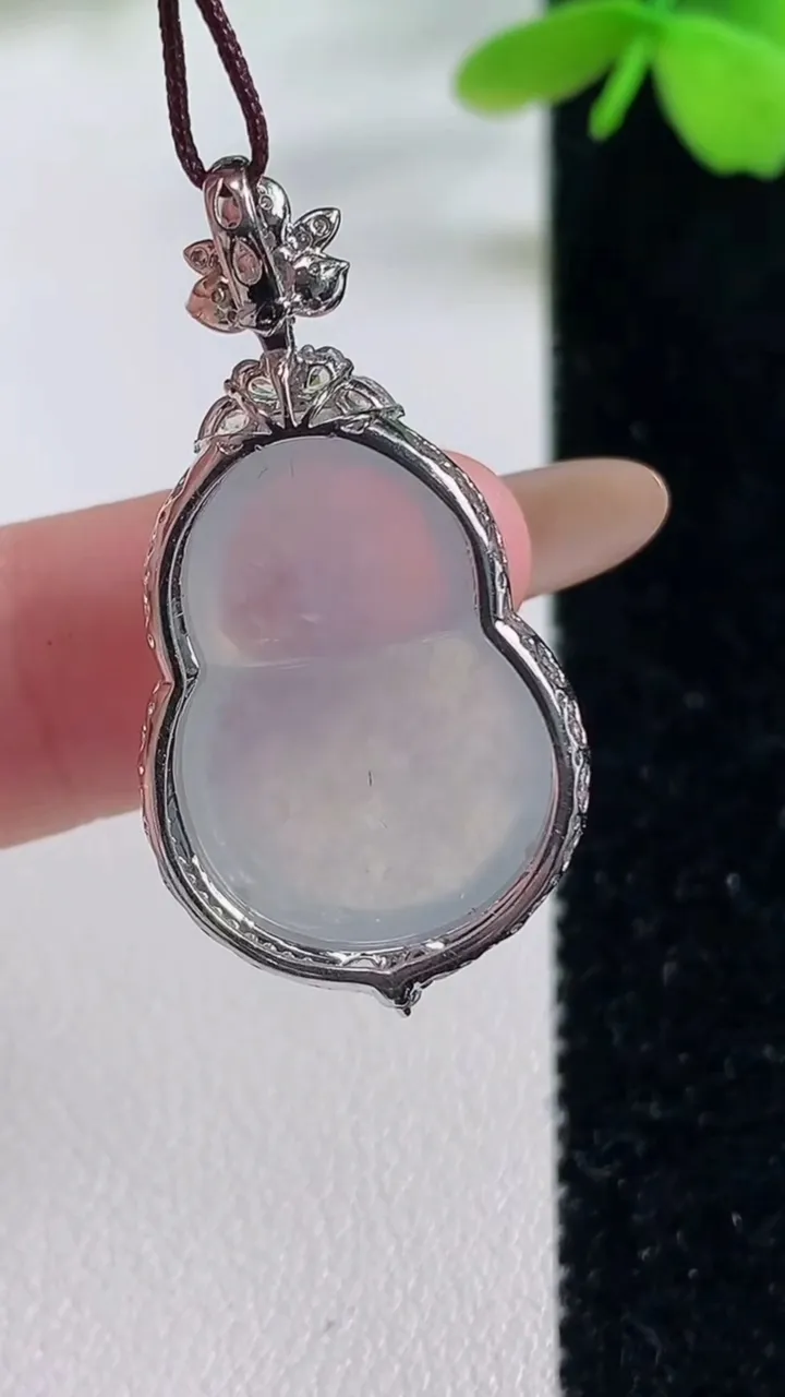 天然A货翡翠种白冰葫芦吊坠，尺寸33.8-17.7-8.3
11月2日