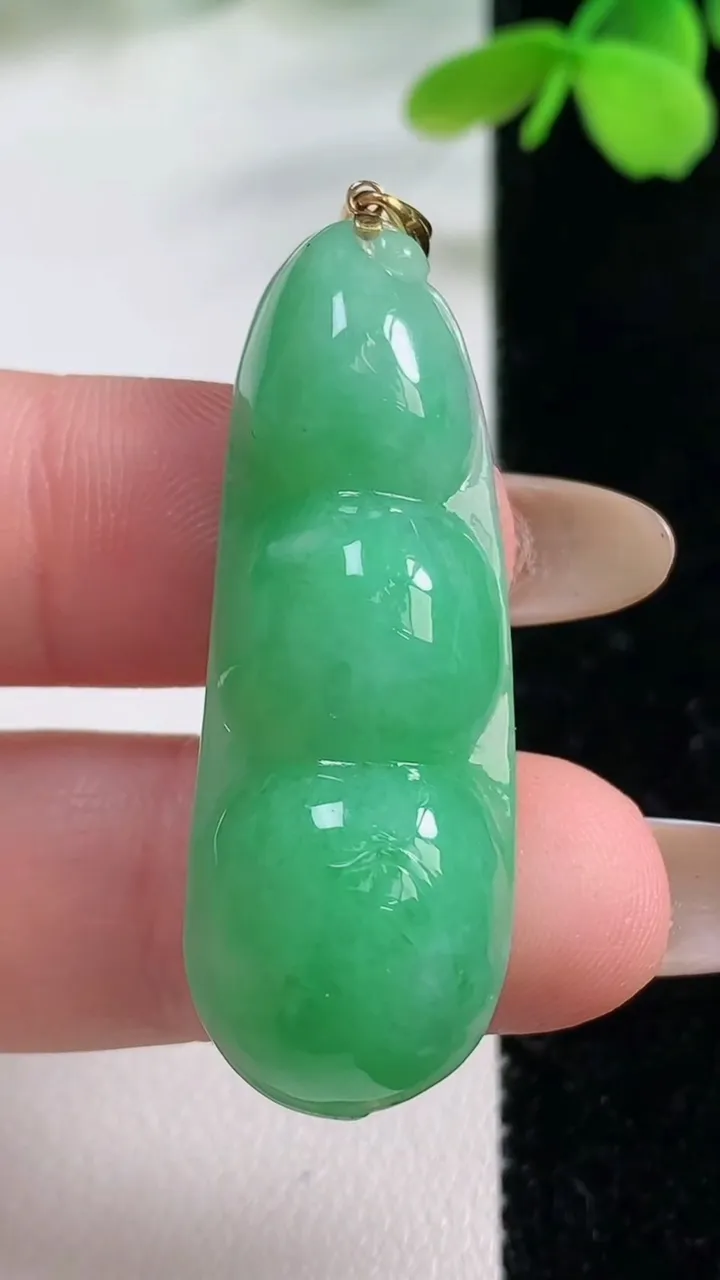 天然A货翡翠福豆吊坠，尺寸41.7-15-9.2，重量:9.51g
11月2日