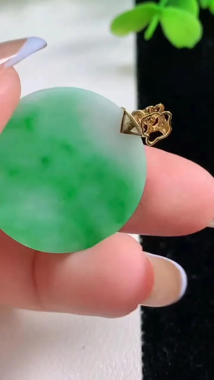 天然A货翡翠无事牌吊坠，尺寸25.7-1.7，重量:3.78g
11月2日