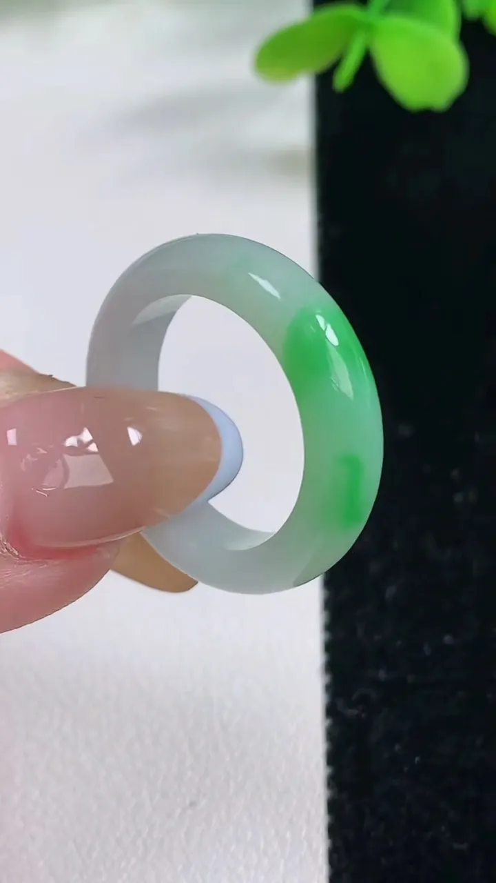 天然A货翡翠指环戒指，尺寸18-5.3-3.4，重量:4.05g2025年11月2日
工厂直销收藏佳品,种好水足，色泽均匀，有种有色，上手高大气！