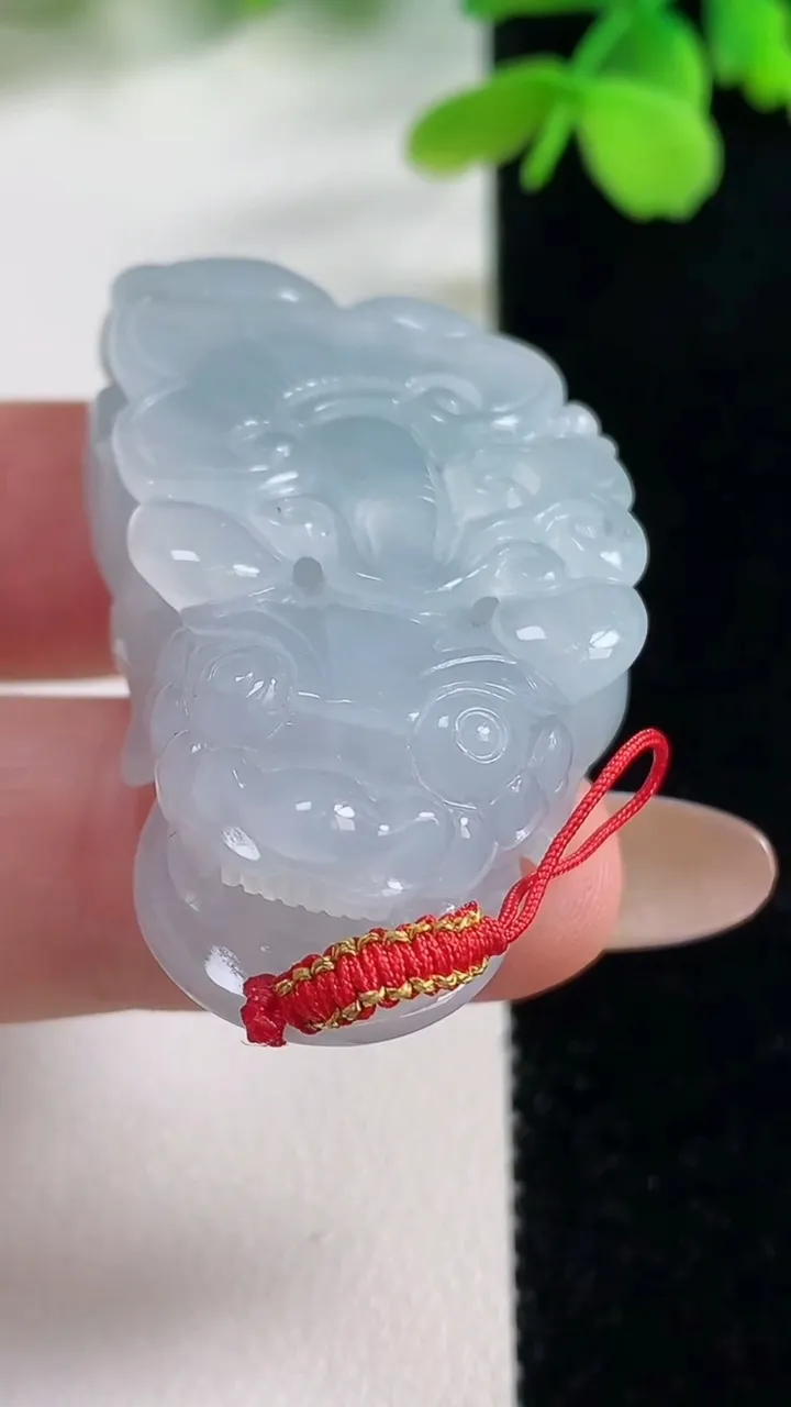 天然A货翡翠貔貅吊坠，尺寸44.8-23.3-13，重量:28.23g
11月2日