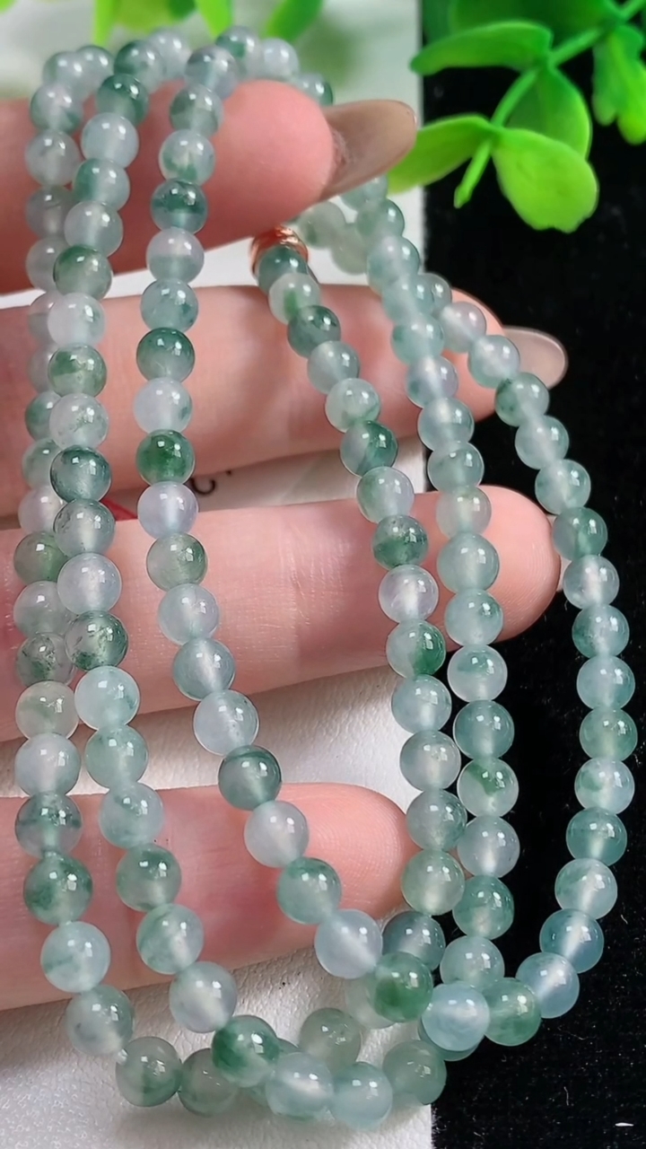天然A货翡翠冰种飘花圆珠项链，尺寸4.4-132颗，重量:22.21g
11月2日