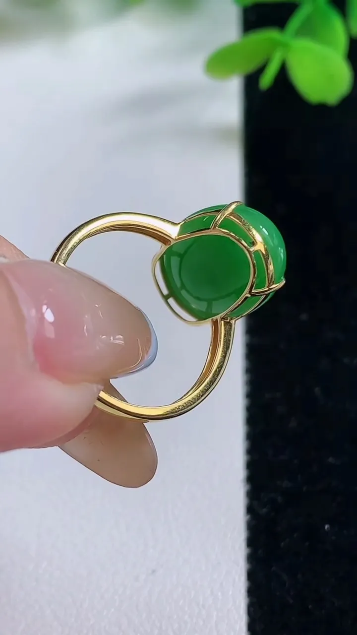 天然A货翡翠蛋面戒指，尺寸17.7-17-10.9-6.7，重量:3.55g2025年11月2日
工厂直销收藏佳品,种好水足，色泽均匀，有种有色，上手高大气！
