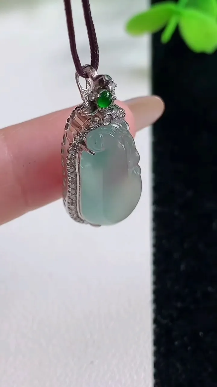 天然A货翡翠种飘花福瓜吊坠，尺寸29.6-13.2-7.3，裸石19.6-10.8重量:3.10g
11月2日