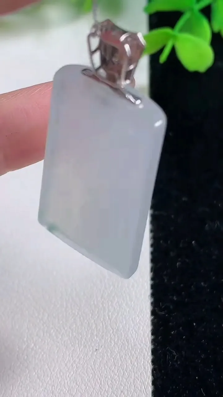 天然A货翡翠种飘花无事牌吊坠，尺寸35.7-20-5.1，重量:11.90g
11月2日