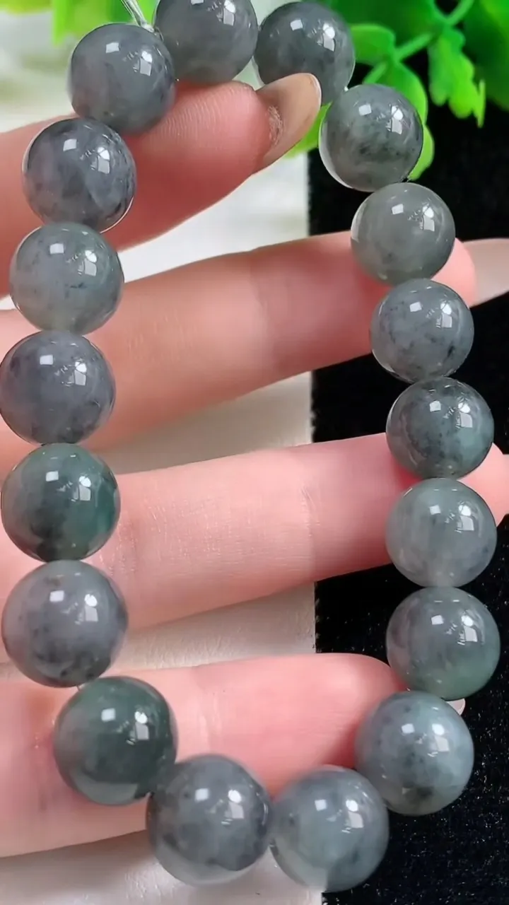 天然A货翡翠乌鸡种圆珠手串，尺寸10.7-18颗，重量:37.62g11月2日
工厂直销收藏佳品,种好水足，色泽均匀，有种有色，上手高大气！