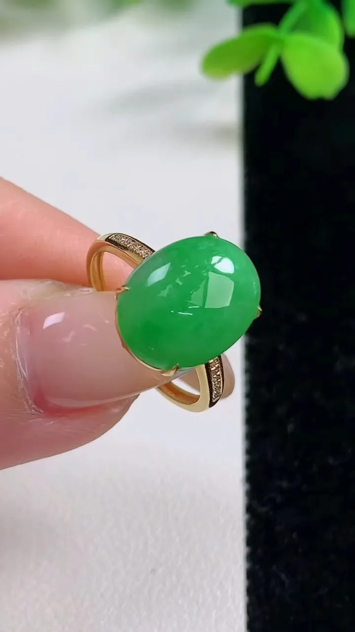 天然A货翡翠蛋面戒指，尺寸17.3-13.6-10-5.8，重量:2.26g2025年11月2日
工