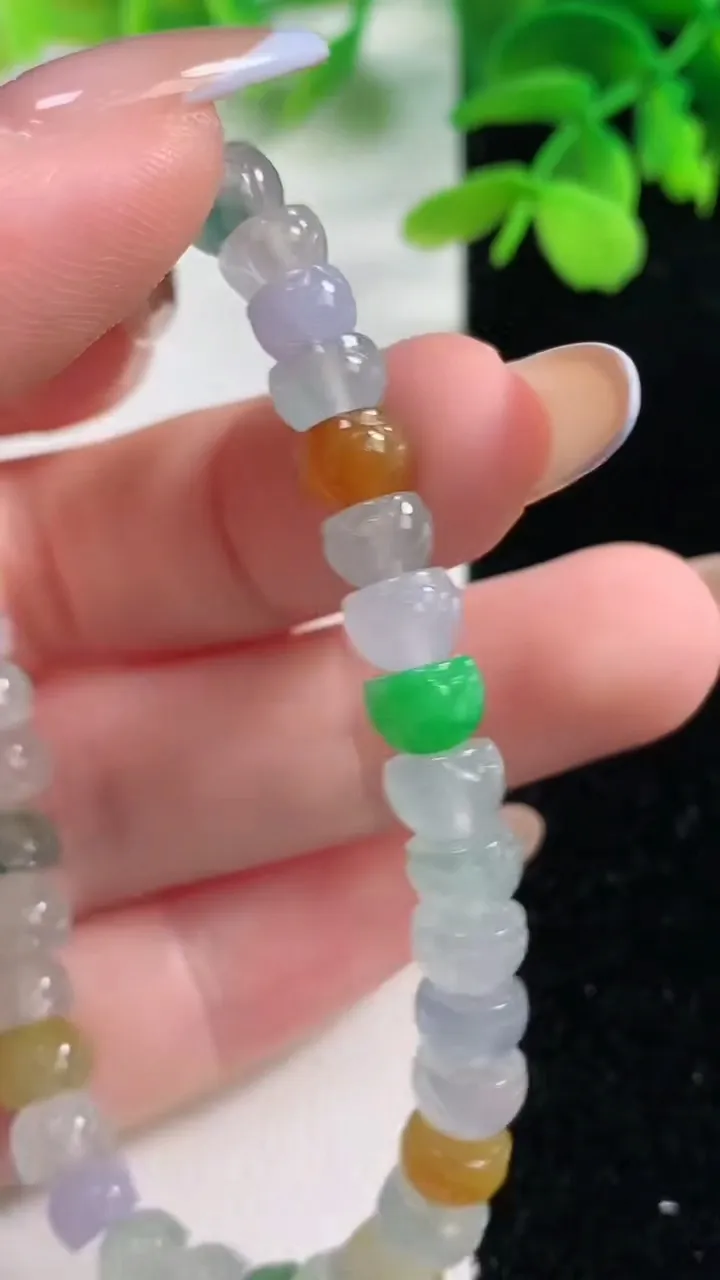 天然A货翡翠种四彩莲蓬手串，尺寸6.2-4.2-38颗，重量:13.10g11月2日
工厂直销收藏佳品,种好水足，色泽均匀，有种有色，上手高大气！