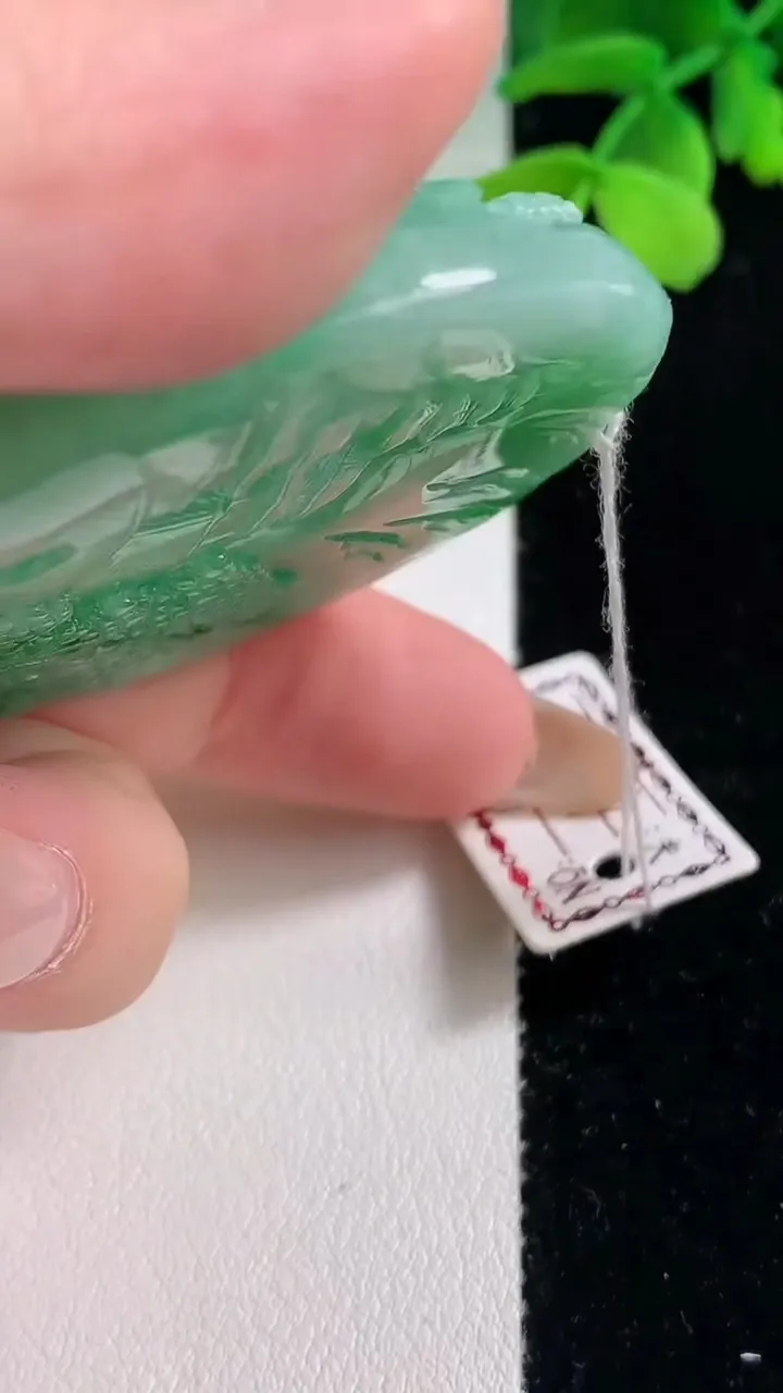 天然A货翡翠山水牌吊坠，尺寸49-12.1，重量:53.47g
11月2日