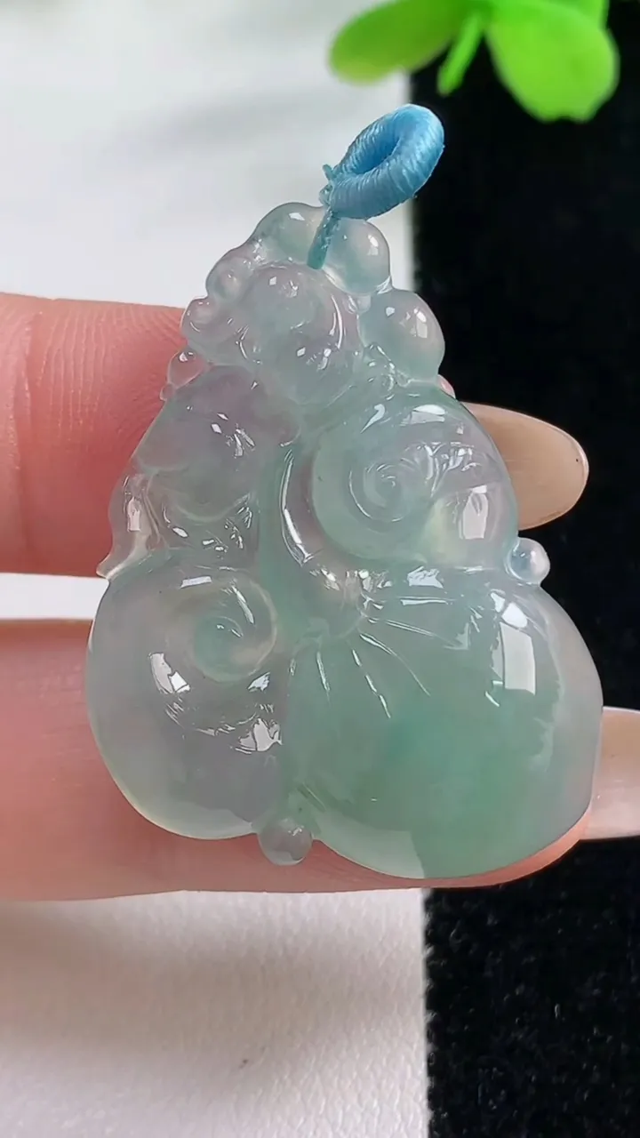 天然A货翡翠寿桃吊坠，尺寸33.8-27-7，重量:8.36g
11月2日