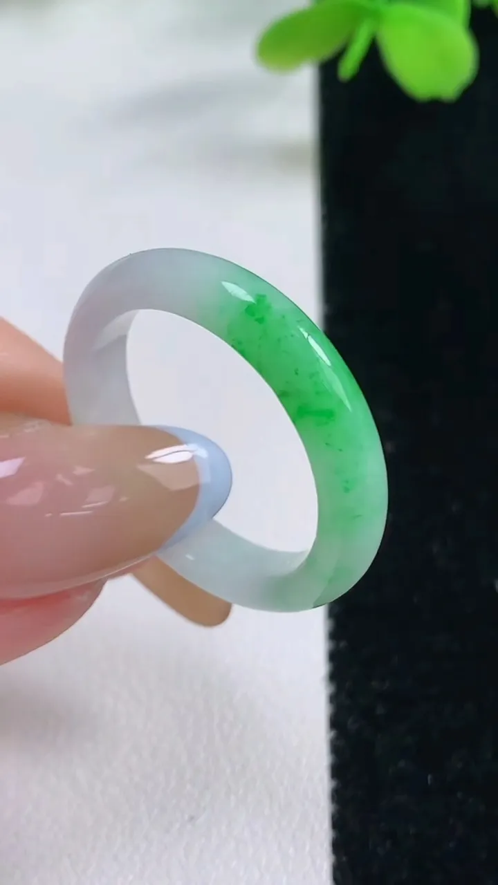 天然A货翡翠指环戒指，尺寸20-4.7-3.1，重量:3.49g2025年11月2日
工厂直销收藏佳