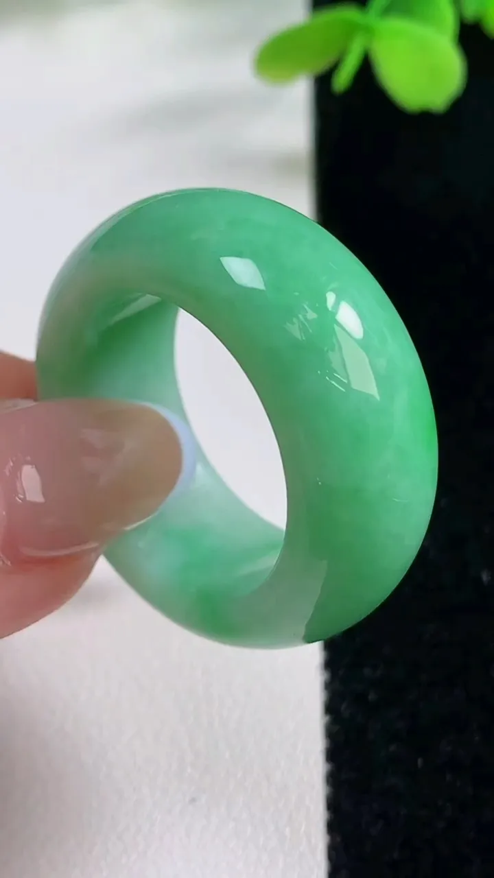 天然A货翡翠指环扳指，尺寸22-11.5-5.7，重量:16.70g2025年11月2日
工厂直销收