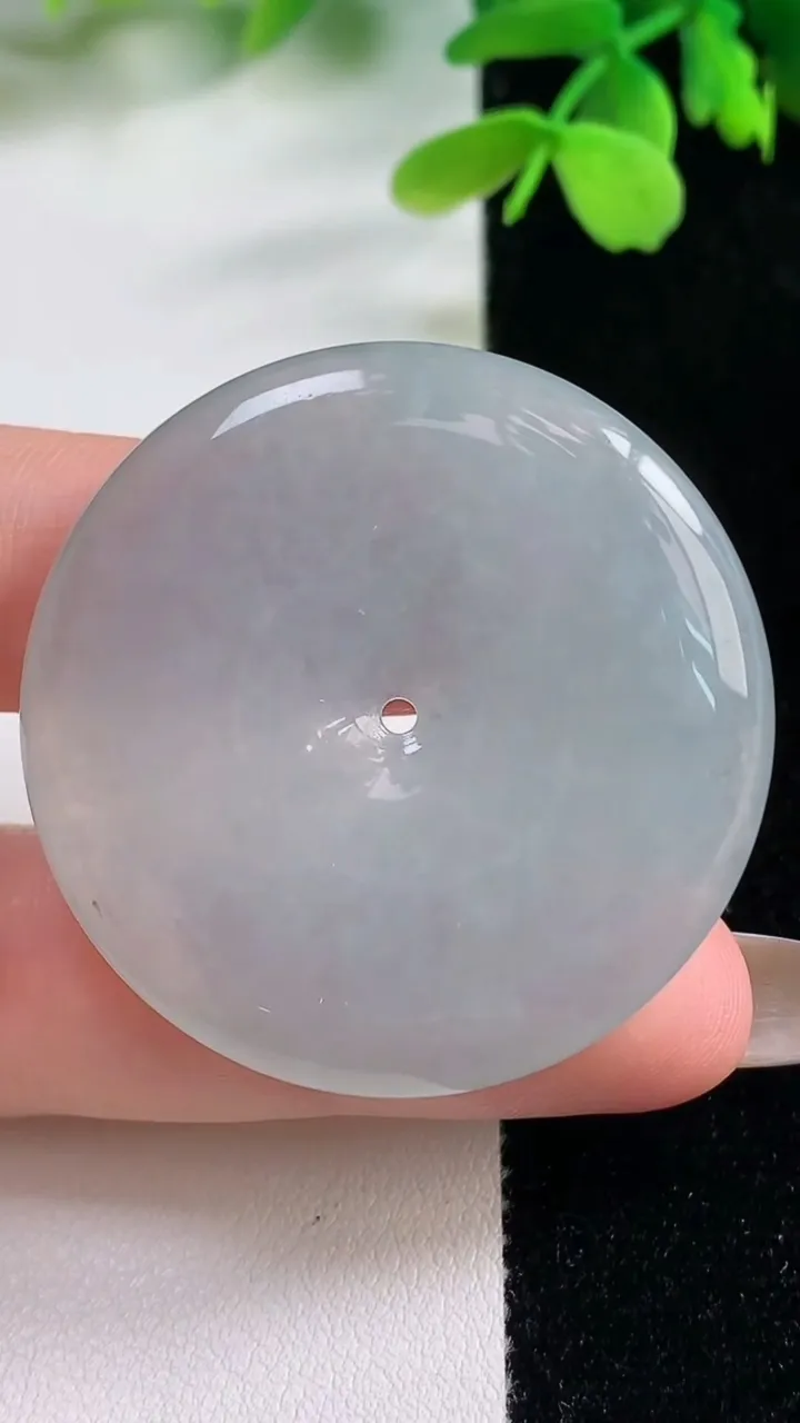 天然A货翡翠平安扣吊坠，尺寸40-5.9，重量:20.98g
11月2日