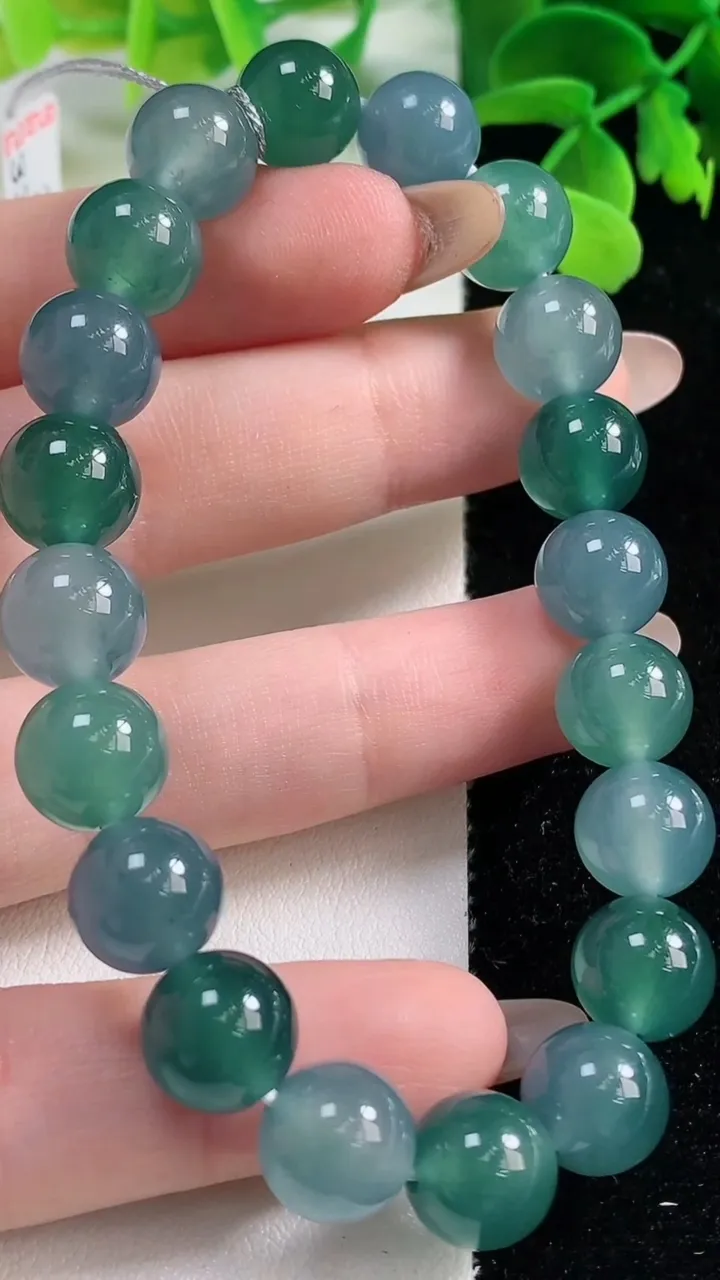 天然A货翡翠圆珠手串，尺寸9.7-20颗，重量:33.27g11月2日
工厂直销收藏佳品,种好水足，色泽均匀，有种有色，上手高大气！