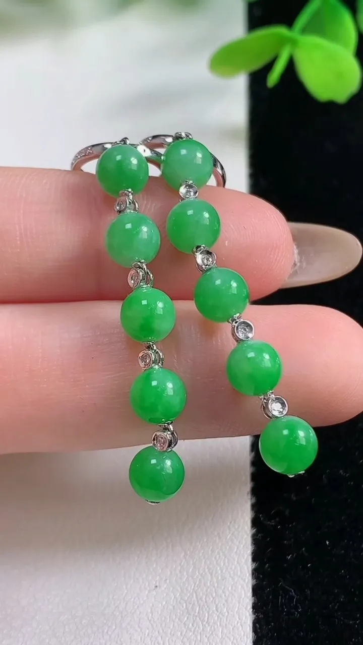 天然A货翡翠圆珠耳坠，尺寸5.7，重量:5.24g11月2日
工厂直销收藏佳品,种好水足，色泽均匀，有种有色，上手高大气！