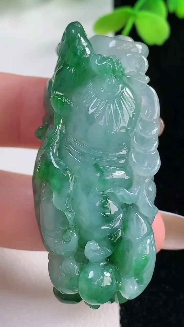 天然A货翡翠佛手瓜吊坠，尺寸53.3-21.3-13，重量:31.43g
11月2日