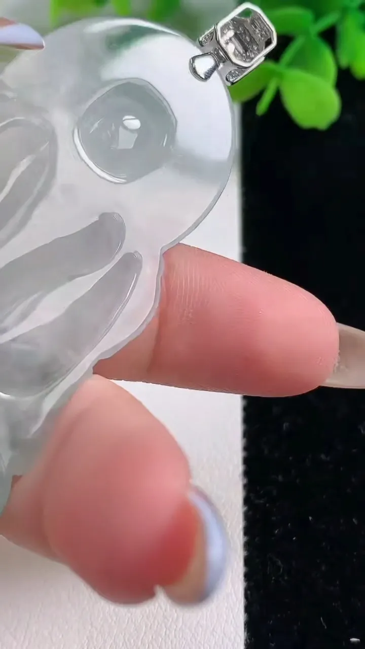 天然A货翡翠种飘花度母观音吊坠，尺寸65-41.2-4.7，重量:25.43g
11月2日