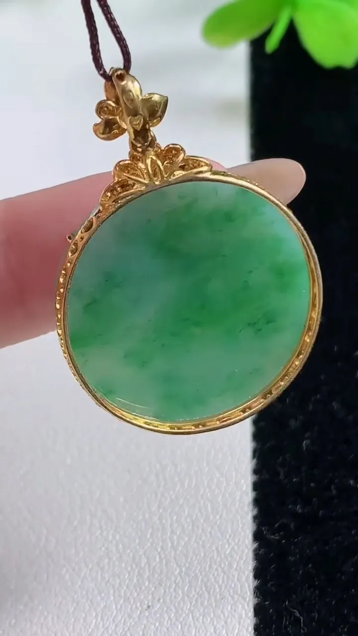 天然A货翡翠无事牌吊坠，尺寸32.2-24.5-5.7，23.5重量:5.69g
11月2日