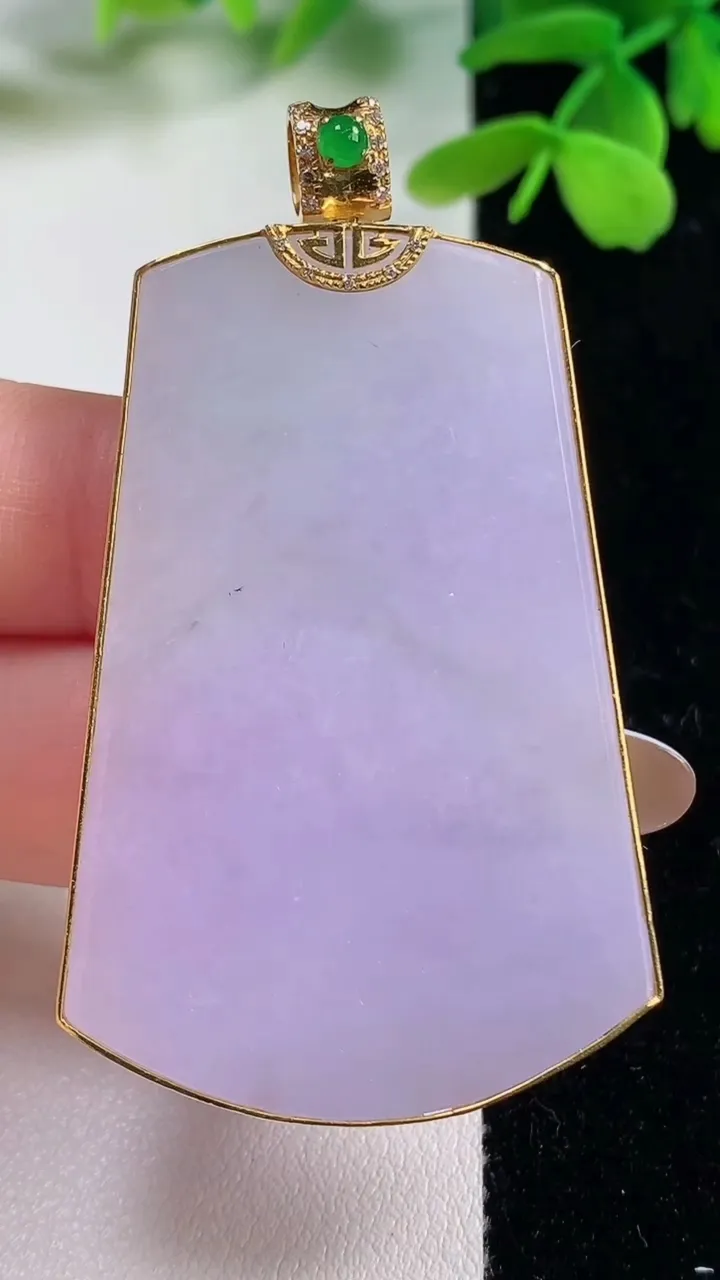 天然A货翡翠18K金紫罗兰无事牌吊坠，尺寸51.4-33.3-4.9，重量:22.00g
11月2日