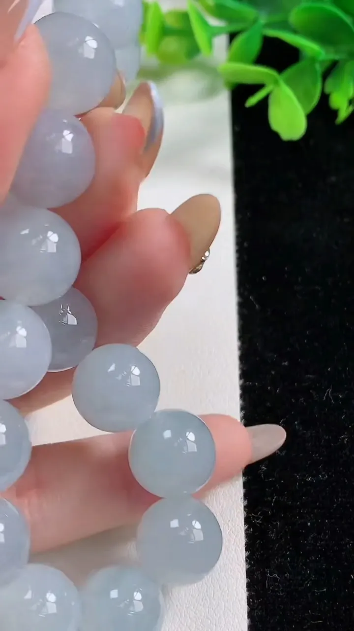 天然A货翡翠飘花圆珠手串，尺寸12.3，重:55.14g11月2日
工厂直销收藏佳品,种好水足，色泽均匀，有种有色，上手高大气！