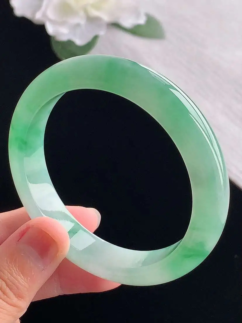 a货翡翠老坑冰种飘绿正装正圈手镯55-56圈口，尺寸55.8×12.4×8mm 重量56.35g 1101