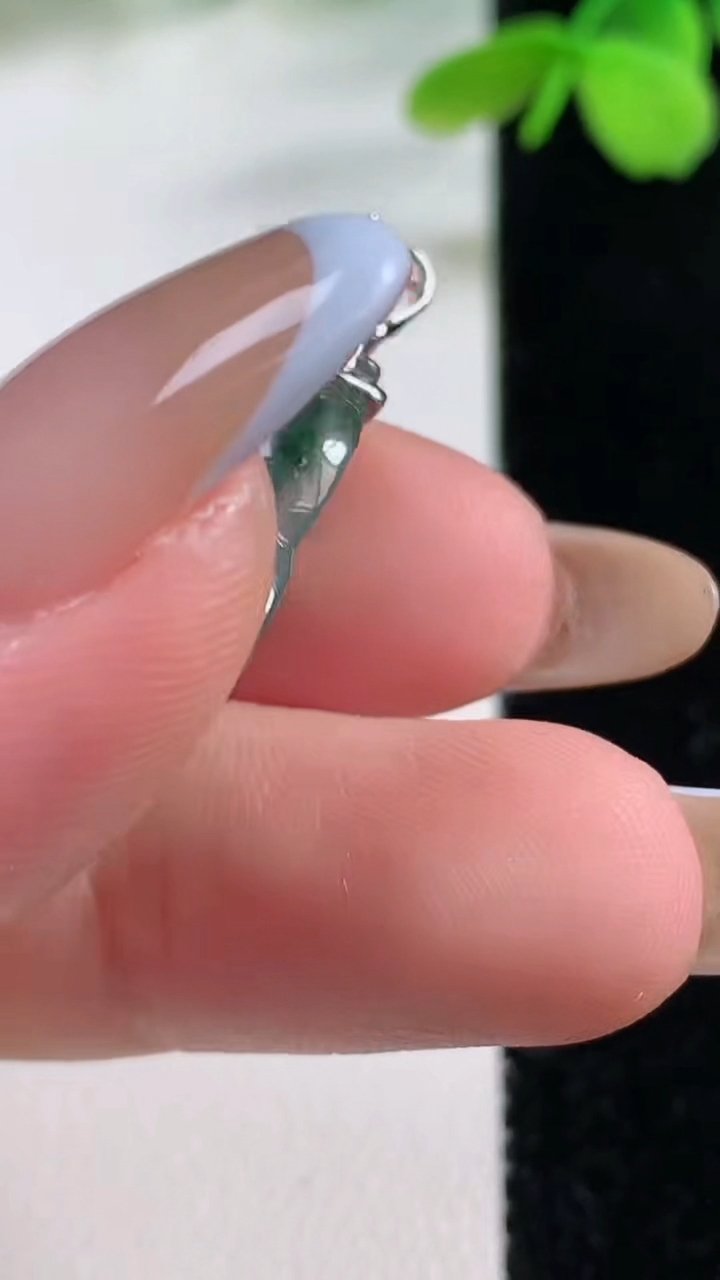 天然A货翡翠种飘花葫芦吊坠，尺寸24-14.1-7，重量:3.90g
11月2日