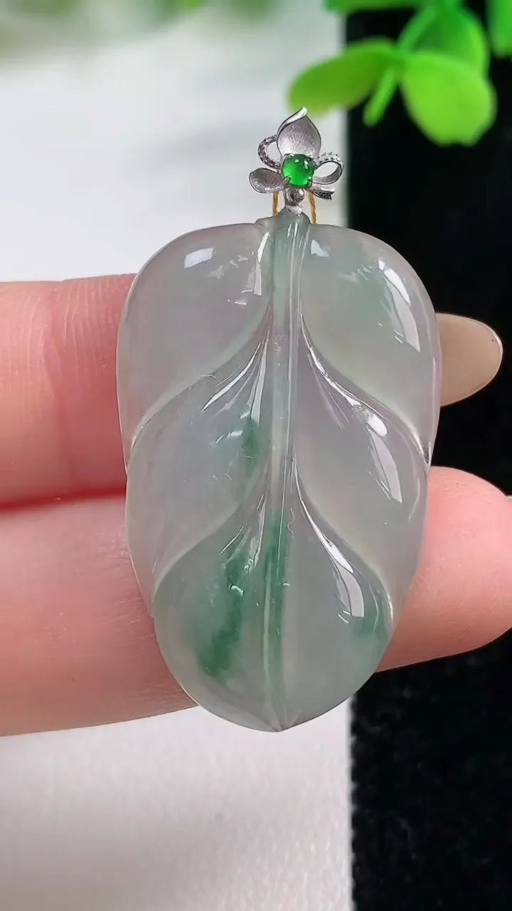 天然A货翡翠种飘花金枝玉叶 叶子吊坠，尺寸33.8-21.8-3.7，重量:5.87g
11月2日