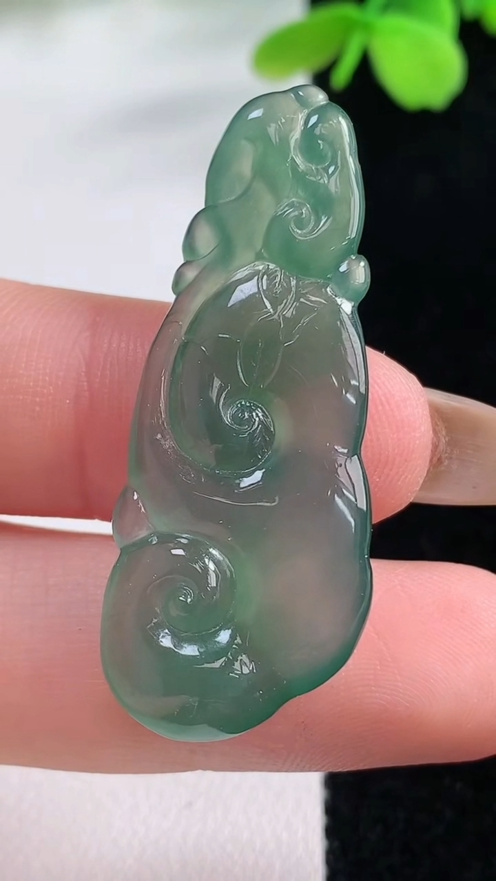 天然A货翡翠如意吊坠，尺寸41.8-16.2-3.2，重量:5.54g
11月2日