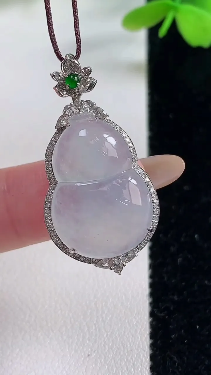 天然A货翡翠种白冰葫芦吊坠，尺寸33.8-17.7-8.3
11月2日