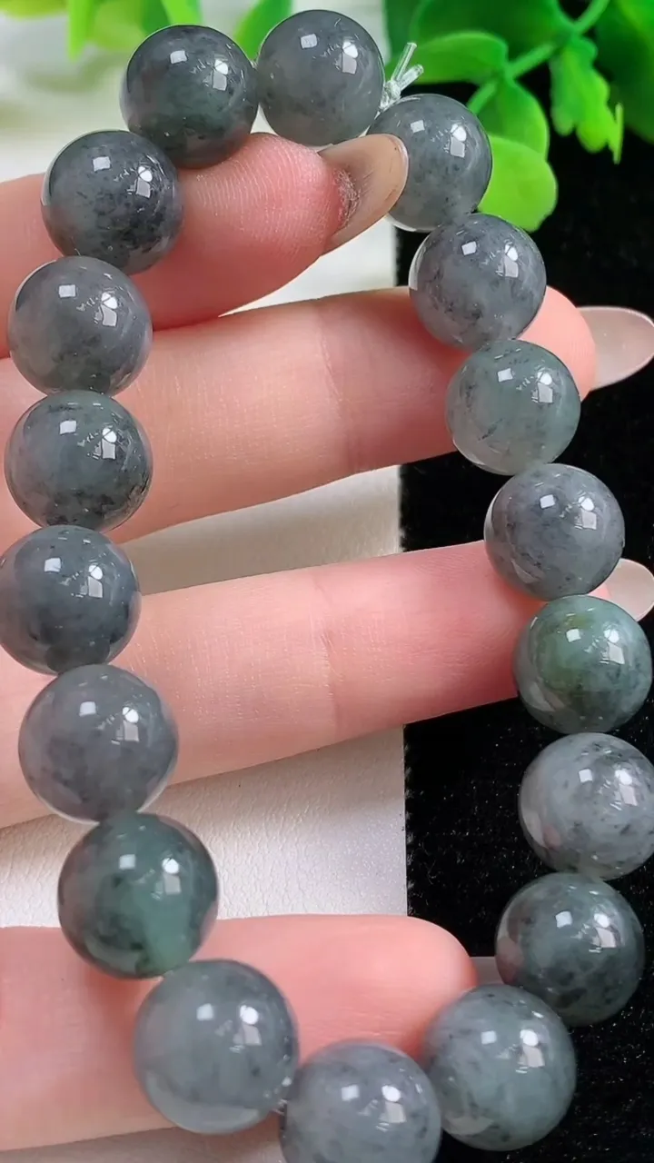 天然A货翡翠乌鸡种圆珠手串，尺寸10.7-18颗，重量:37.62g11月2日
工厂直销收藏佳品,种