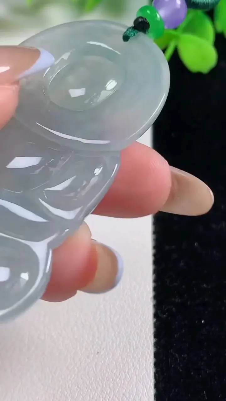 天然A货翡翠种飘花观音菩萨吊坠，尺寸64.5-40.1-6.2，重量:29.59g
11月2日