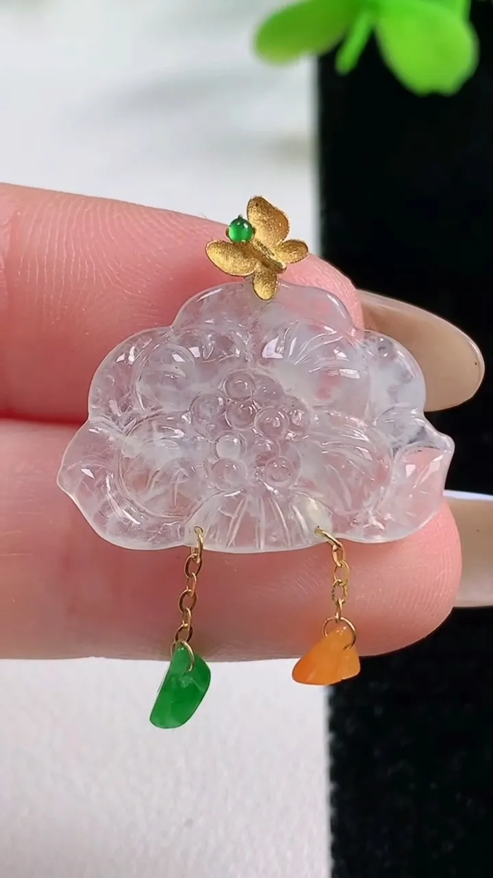 天然A货翡翠种白冰和和美美 荷花吊坠，尺寸25-23.4-3.4，重量:2.61g
11月2日